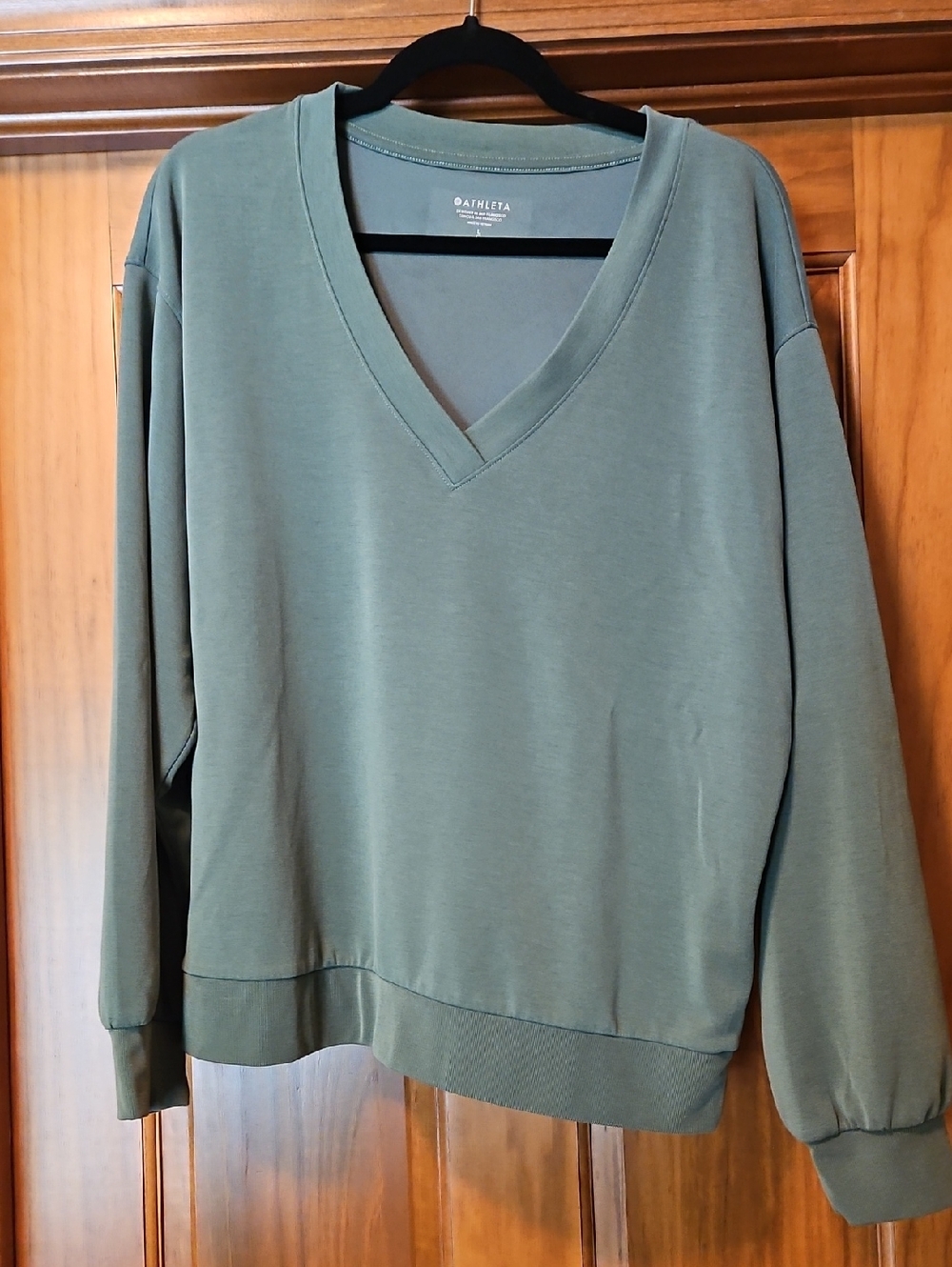 Athleta Willow Seasoft V Neck Sweatshirt In Vineyard Green, Size L